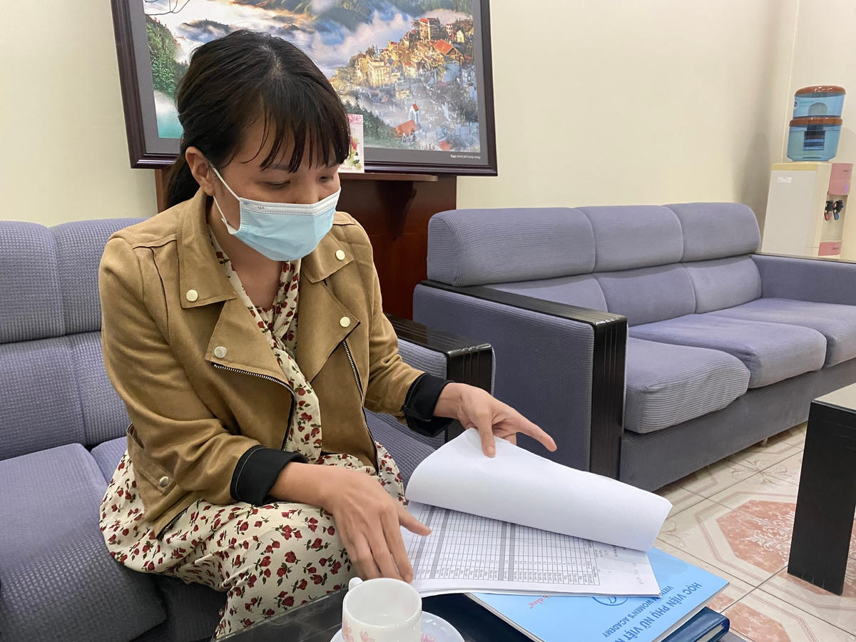 Đại diện Học viện Phụ nữ Việt Nam công khai các thông tin về đội ngũ giảng viên với phóng viên Đại Đoàn Kết Online.