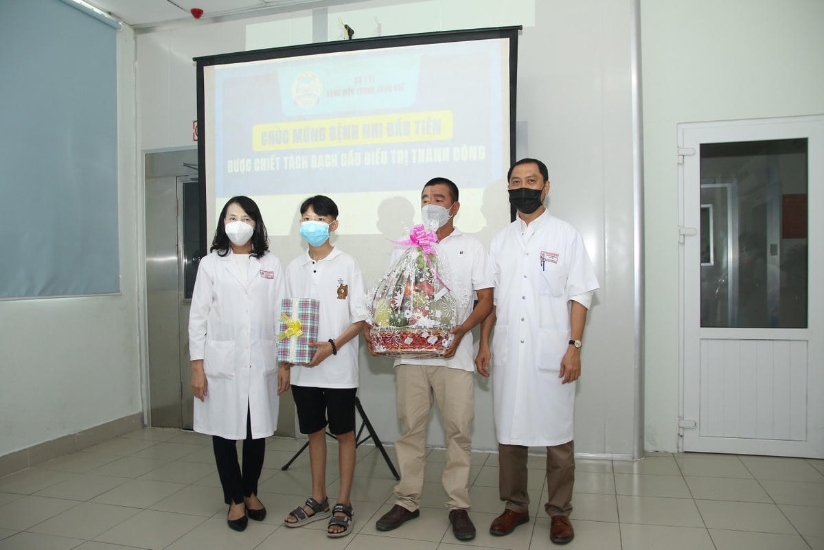 Bệnh nhân H. được cho xuất viện sau một thời gian điều trị. Ảnh: Thượng Hiển.