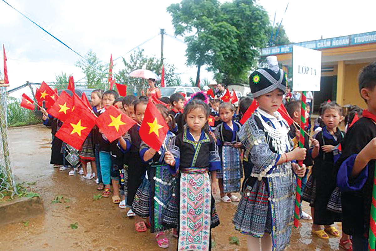 Năm nay, nhiều địa phương sẽ khai giảng theo hình thức trực tuyến. Trong ảnh: Học sinh Trường Phổ thông Dân tộc bán trú Tiểu học và THCS Kim Nọi (huyện Mù Cang Chải, tỉnh Yên Bái) tựu trường trong năm học trước.