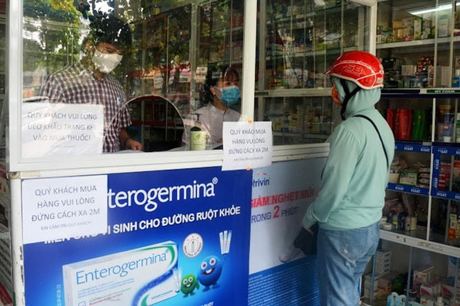 Các quầy thuốc ở Hà Nội thực hiện nghiêm các biện pháp phòng, chống dịch Covid-19.  