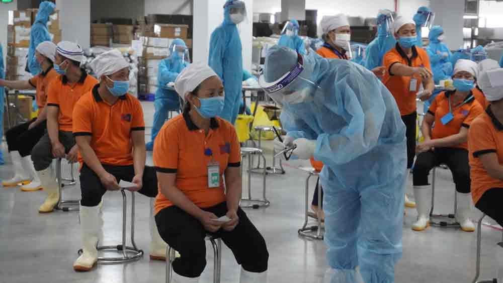Lấy mẫu xét nghiệm cho công nhân tại KCN Quang Châu. Ảnh: Báo Bắc Giang.
