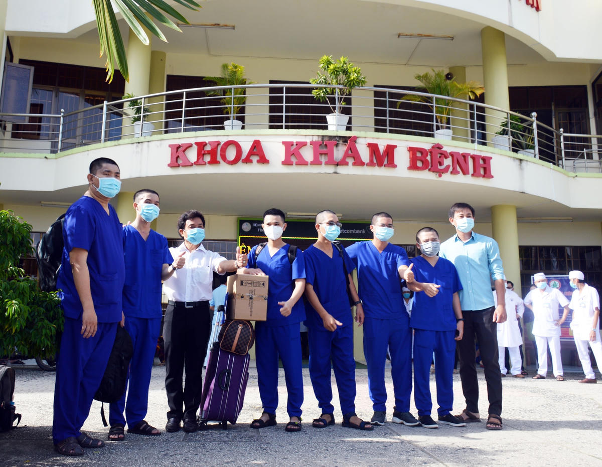 Chia tay các bác sĩ lên đường chi viện cho TP Hồ Chí Minh chống dịch. 