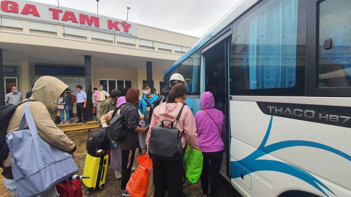 Hành khách mắc kẹt tại ga Tam Kỳ được vận chuyển vào Quảng Ngãi.
