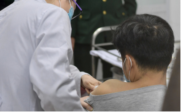 Tình nguyện viên đầu tiên tiêm thử nghiệm vaccine phòng Covid-19. (Nguồn: Sưu tầm)