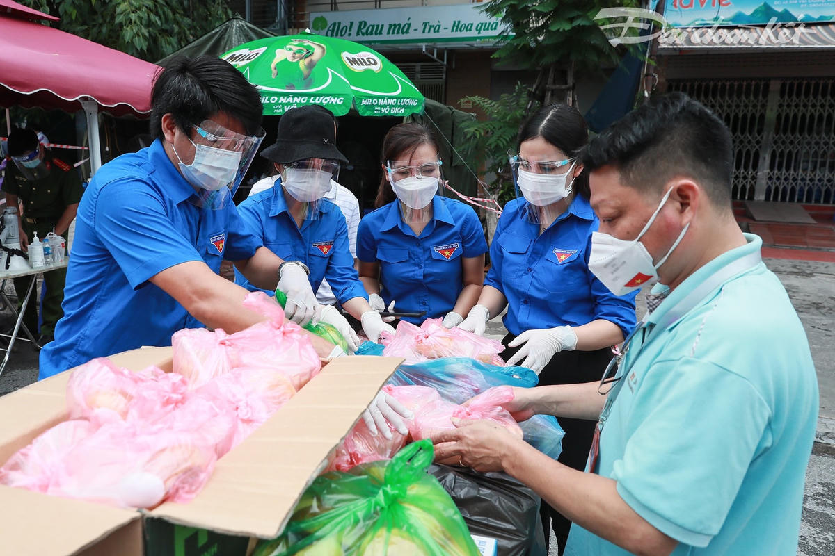 Chi đoàn Báo Đại Đoàn Kết tham gia hỗ trợ suất cơm cho người nghèo. Ảnh: Phạm Quang Vinh.