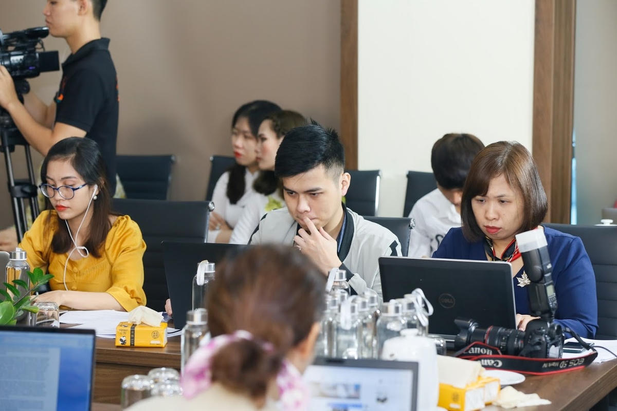 Phóng viên tác nghiệp trực tuyến.