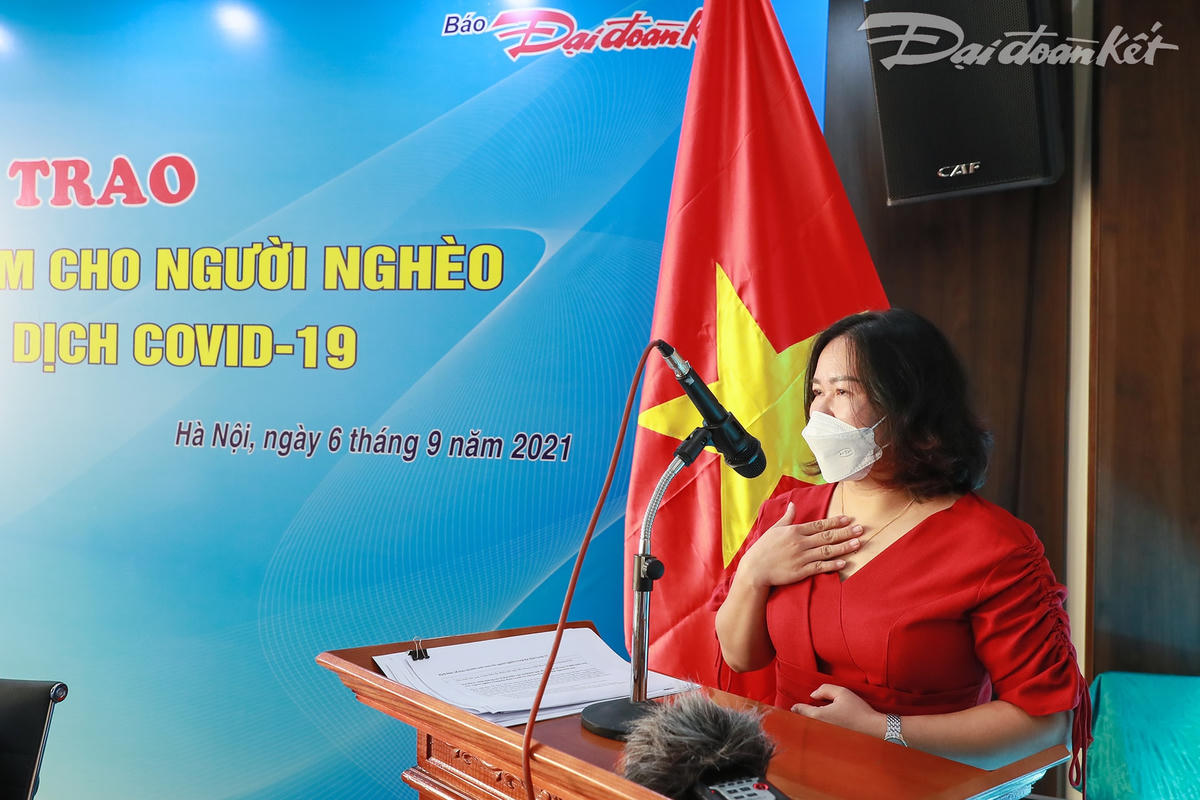 Chị Nguyễn Hoài Sương, đại diện bếp ăn 0 đồng chia sẻ tại buổi lễ. Ảnh: Quang Vinh.