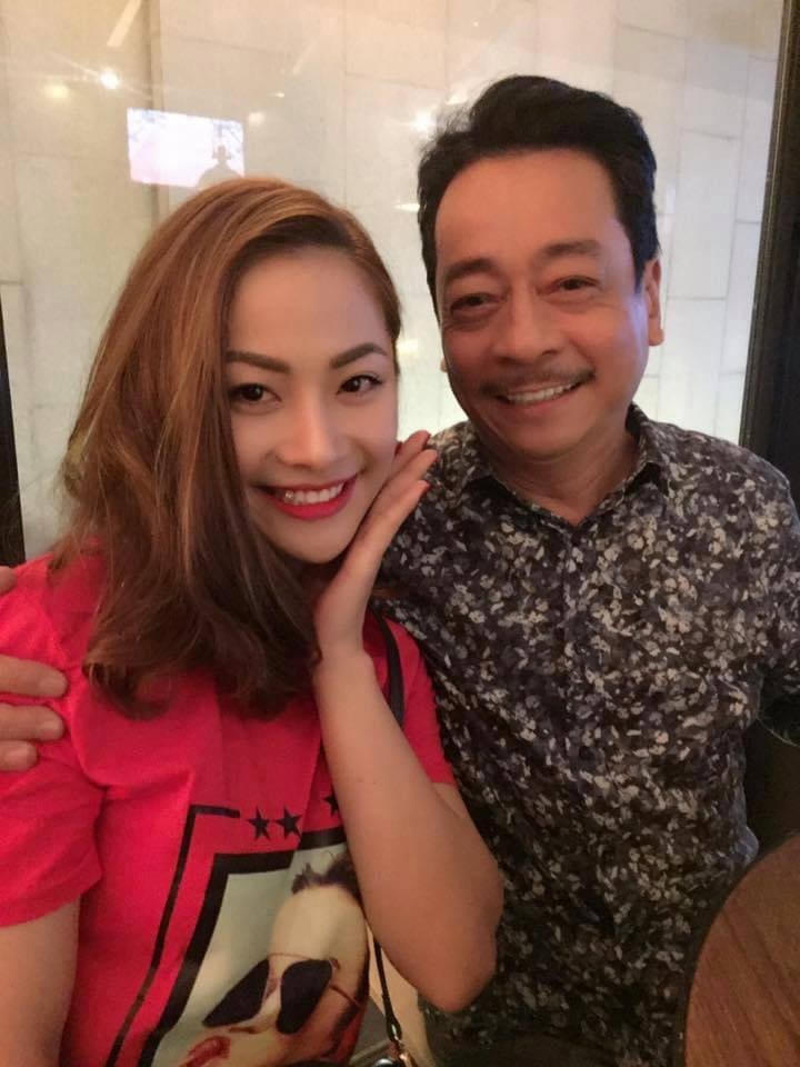 Thầy ơi!!! Cuộc sống này ngắn ngủi và tàn nhẫn quá, cứ dần cướp đi những gì tôi trân quý, yêu thương. Mới tháng 12 rồi thầy còn chấm thi cho con mà bây giờ đã không được gặp thầy nữa rồi.Thầy an nghỉ thầy nhé, người truyền lửa của chúng con, con yêu Thầy.