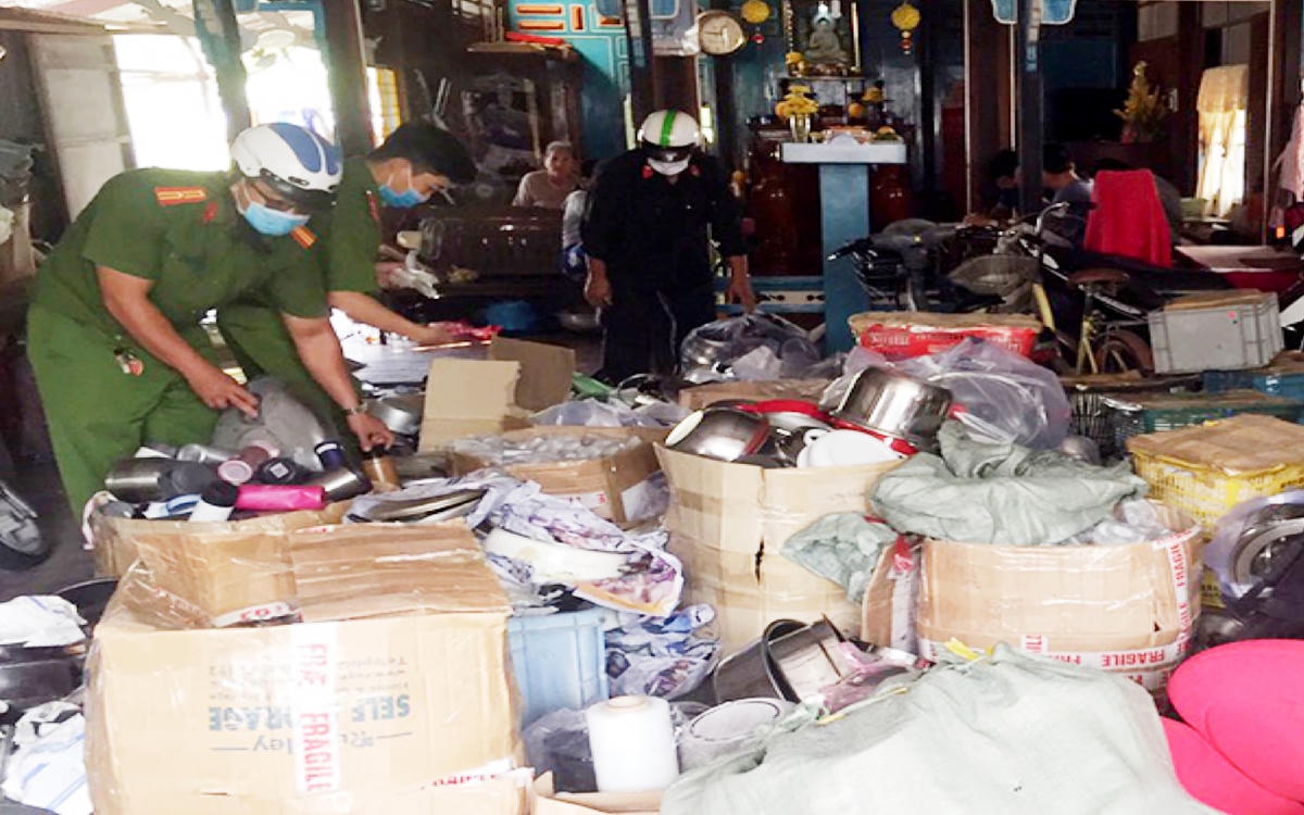 Công an kiểm đếm, lập biên bản số hàng hoá không hoá đơn chứng từ