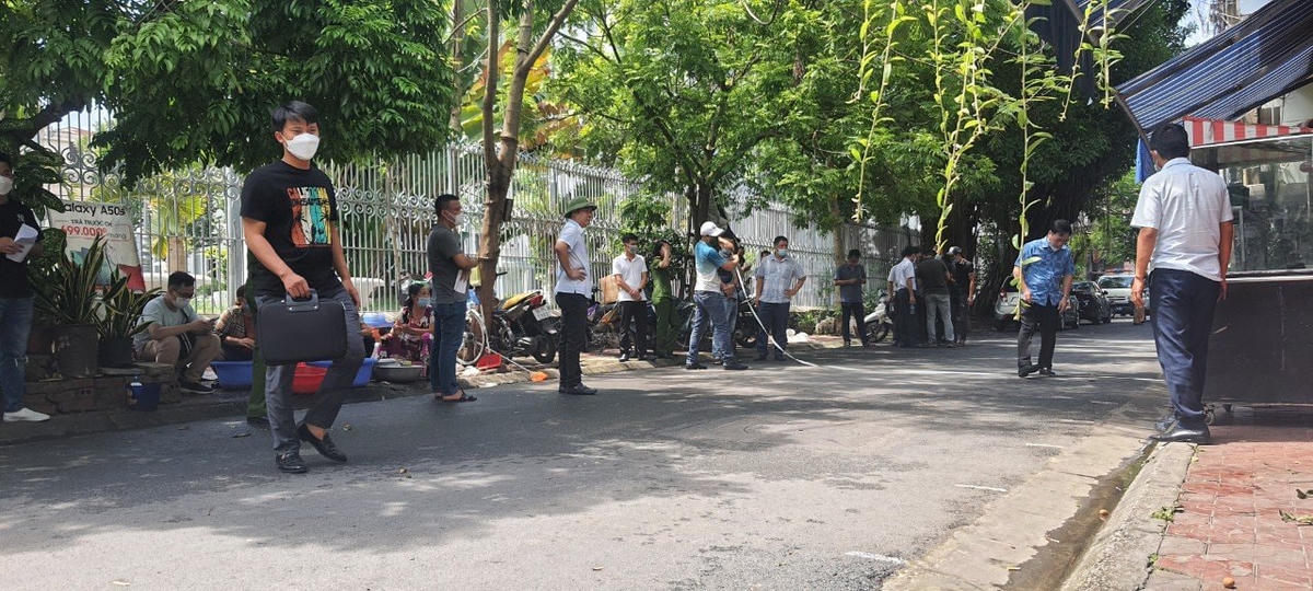 Hiện trường vụ nổ súng tại phố Phạm Bá Trực.