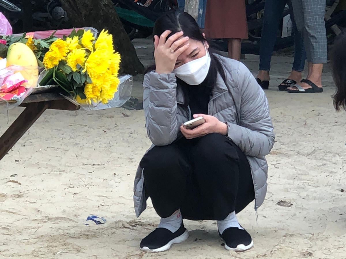 Nhiều người đau buồn không thể nói lên được lời.