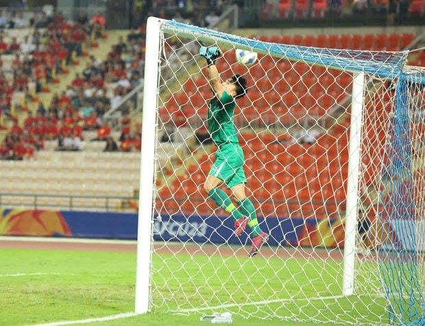 Thủ môn Bùi Tiến Dũng mắc lỗi trong trận đấu quan trọng của U23 Việt Nam với U23 Triều Tiên ở vòng chung kết U23 châu Á 2020. (Ảnh: Nguyên An/Vietnam+).