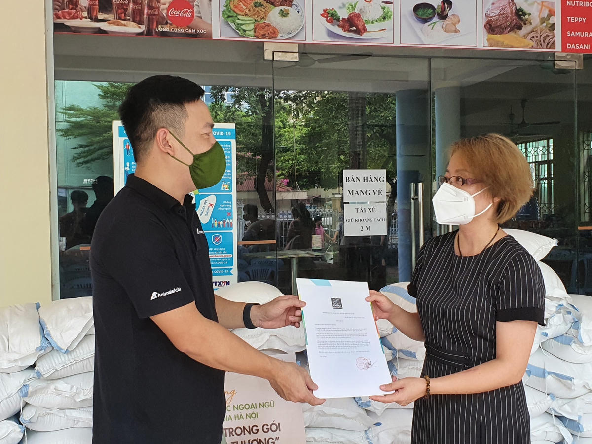 PGS.TS Hà Lê Kim Anh, Phó Hiệu trưởng Trường đại học Ngoại ngữ bày tỏ: "Trong thời gian qua, nhiều sinh viên ngoại tỉnh của trường mắc kẹt tại thủ đô gặp nhiều khó khăn do ảnh hưởng của dịch Covid-19. Những phần quà của Food Banks Việt Nam trong hoàn cảnh này là một sự hỗ trợ kịp thời, động viên tinh thần của các em sinh viên. Hi vọng rằng trong thời gian tới Food Banks Việt Nam sẽ có thêm nhiều chương trình để đồng hành cùng sinh viên có hoàn cảnh khó khăn để cùng vượt qua đại dịch Covid-19".