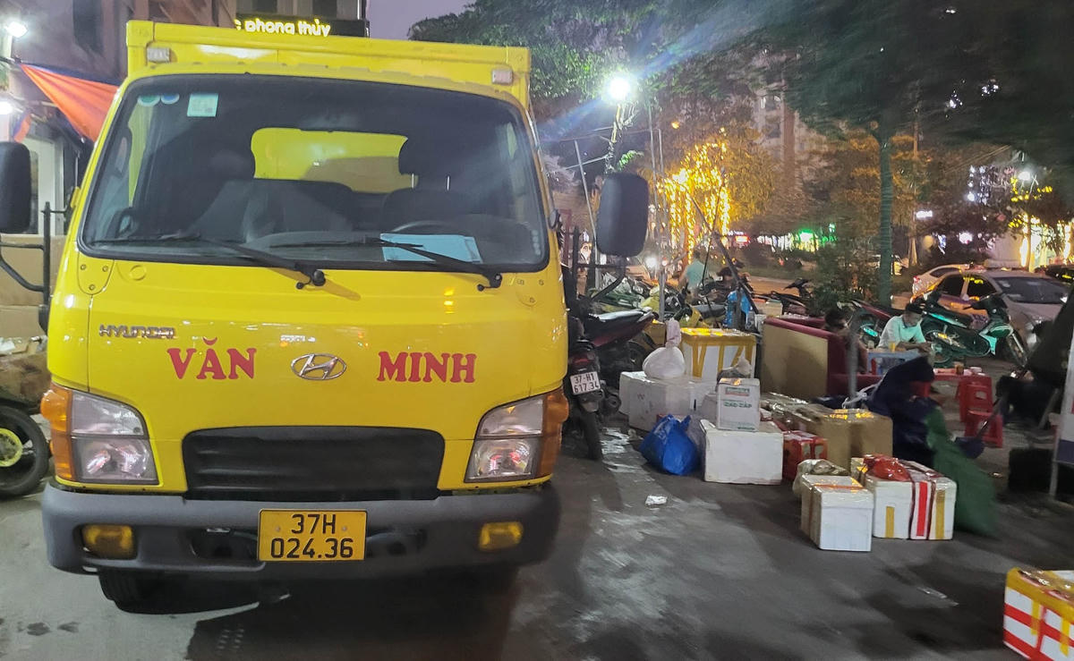 Hàng hoá được xếp tràn lan lên cả vỉa hè.