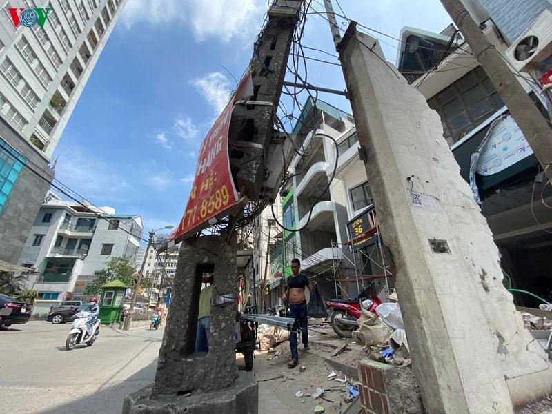 Cột điện thì chực đổ sập bất cứ lúc nào.
