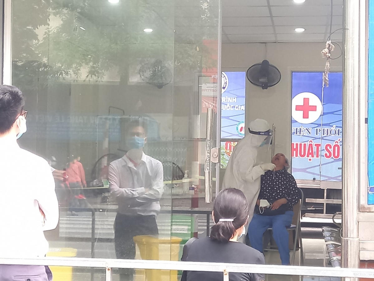BV Phổi Hà Nội tiến hành lấy mẫu xét nghiệm Covid-19.