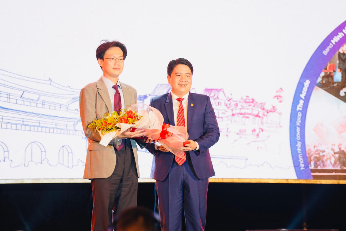 Ông Trần Văn Tân, Phó Chủ tịch UBND tỉnh Quảng Nam tặng hoa cho Giám đốc TTVH Hàn Quốc tại Việt Nam.
