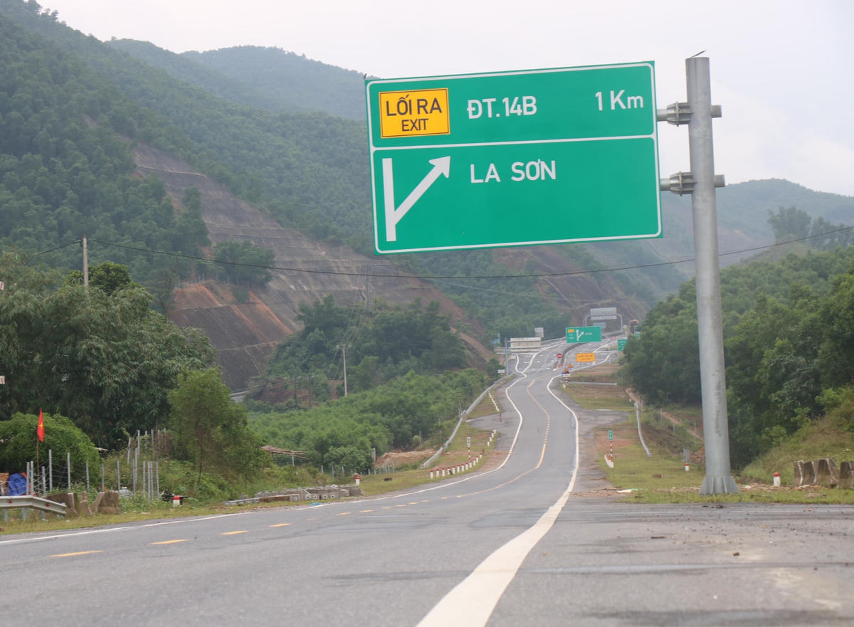 Dự án cao tốc La Sơn - Tuý Loan do Ban Quản lý (BQL) dự án đường Hồ Chí Minh làm chủ đầu tư. Trong giai đoạn này, tuyến đường có quy mô 2 làn xe, nền đường rộng 12 m.