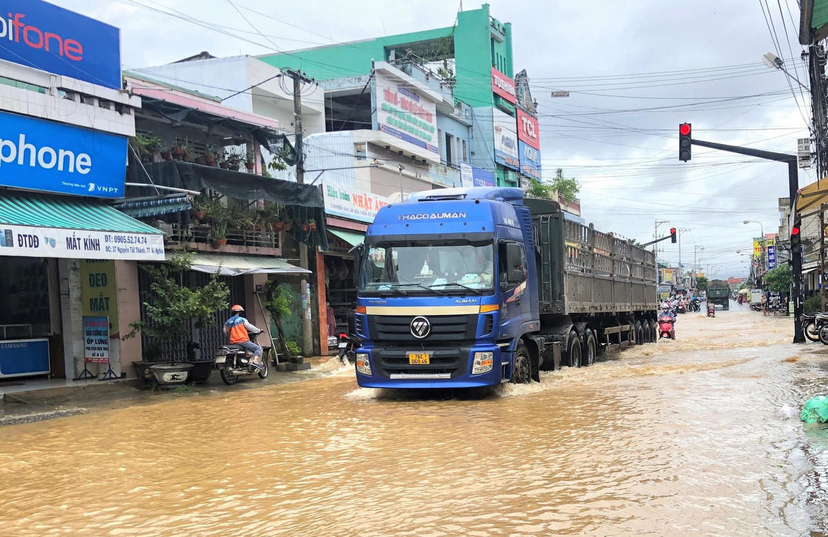 Các phương tiện lưu thông khó khăn đoạn đường ngập nước.