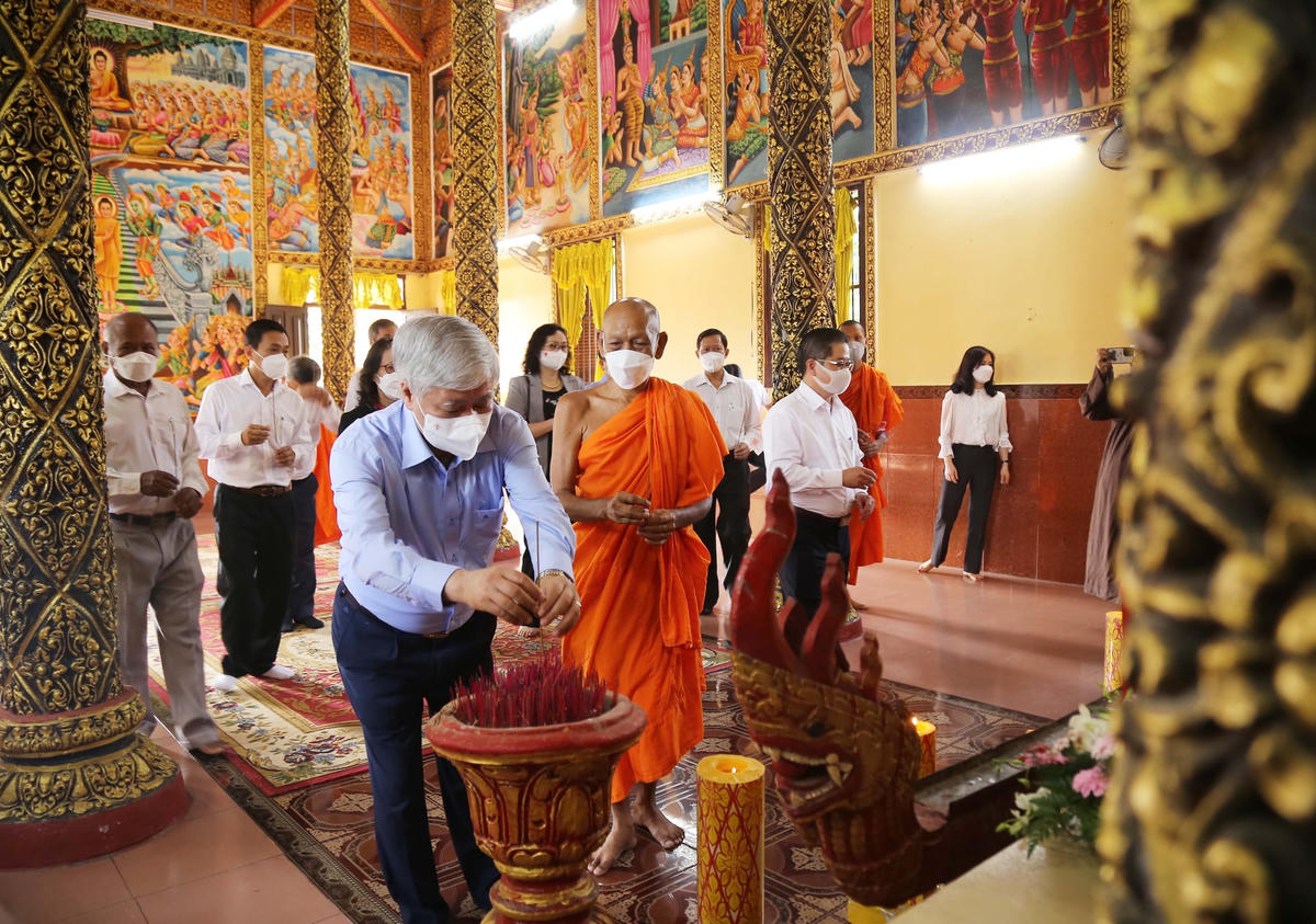 Chủ tịch Đỗ Văn Chiến cùng đoàn thăm thắp hương tại chùa Pôthisômrôn.
