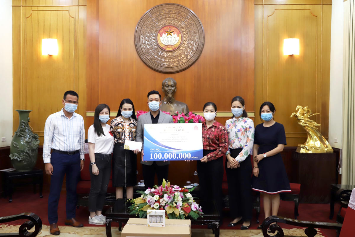 Phó Chủ tịch Trương Thị Ngọc Ánh tiếp nhận ủng hộ từ Ca sĩ Tuấn Hưng. Ảnh: Trung Quân.