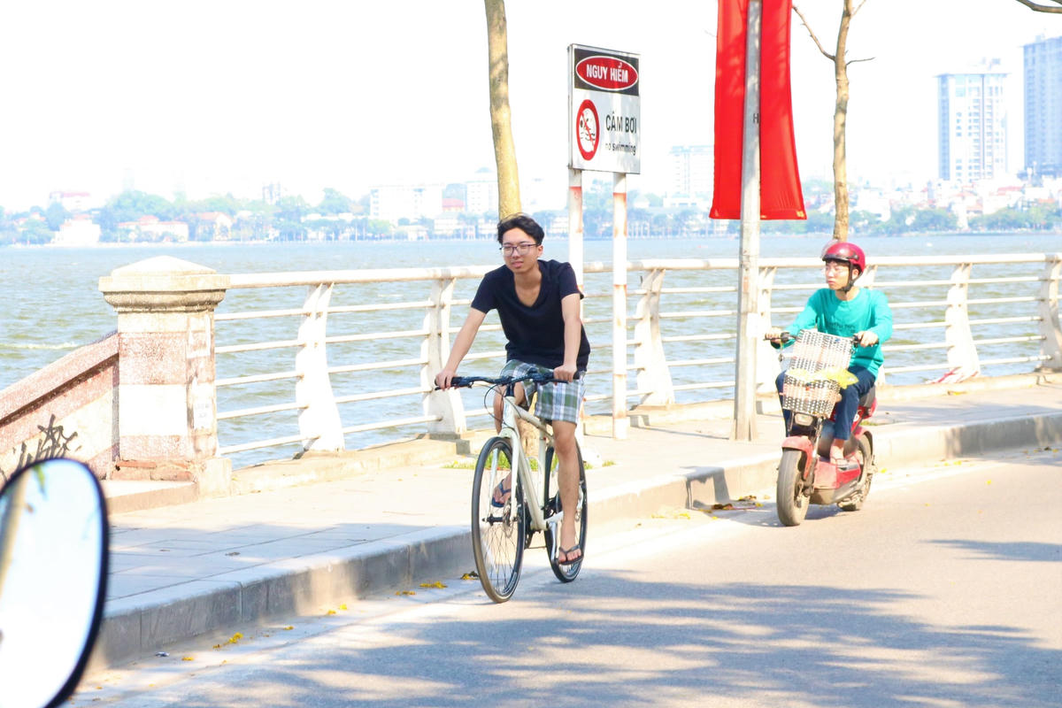 [ẢNH] Hà Nội: Người dân vẫn ‘vô tư’ tập thể dục, chụp ảnh không đeo khẩu trang ở Hồ Tây