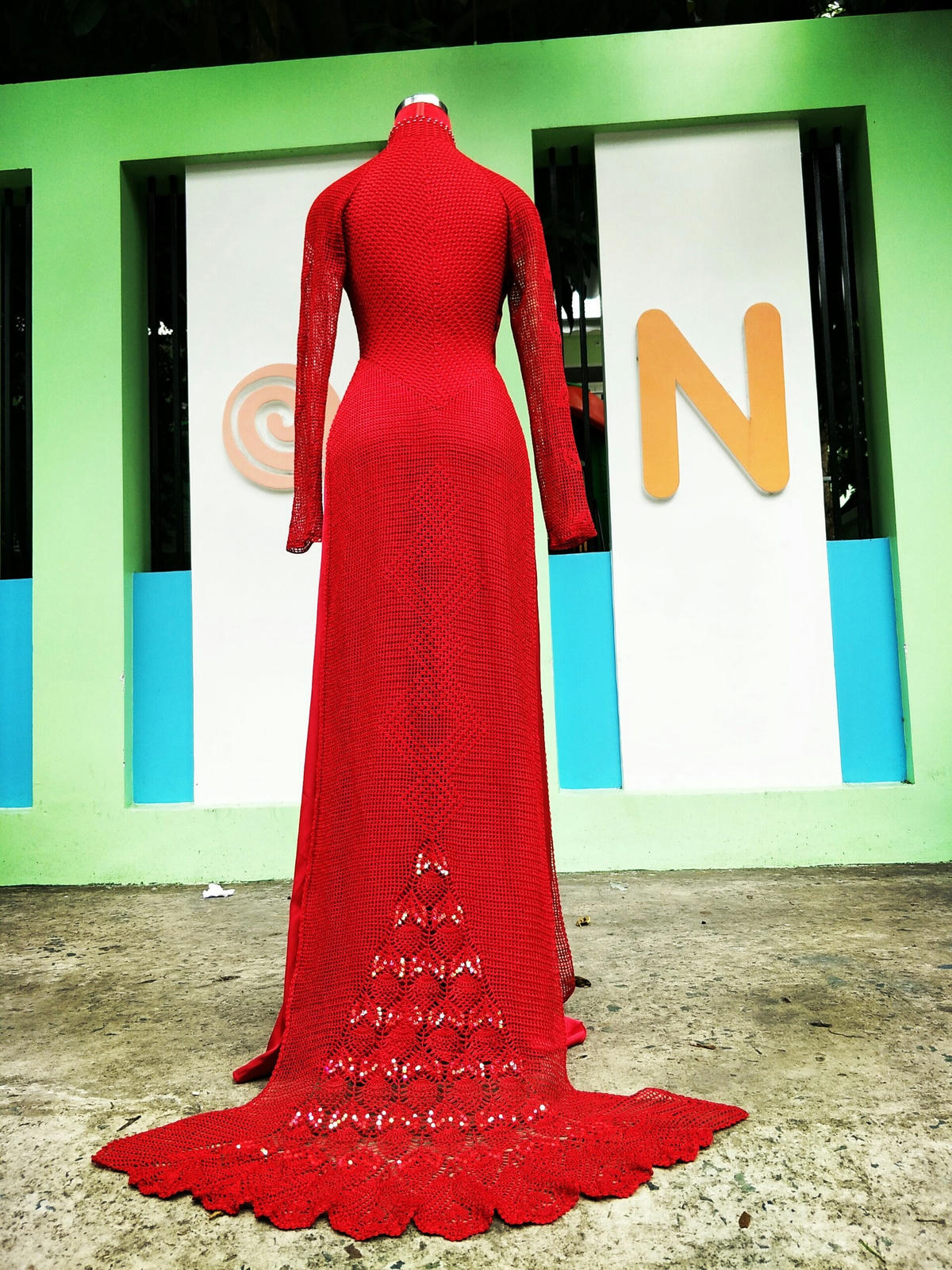 Mỗi chiếc áo dài làm ra cô chủ Ái Nhi có thể bán với giá trên dưới 10 triệu đồng