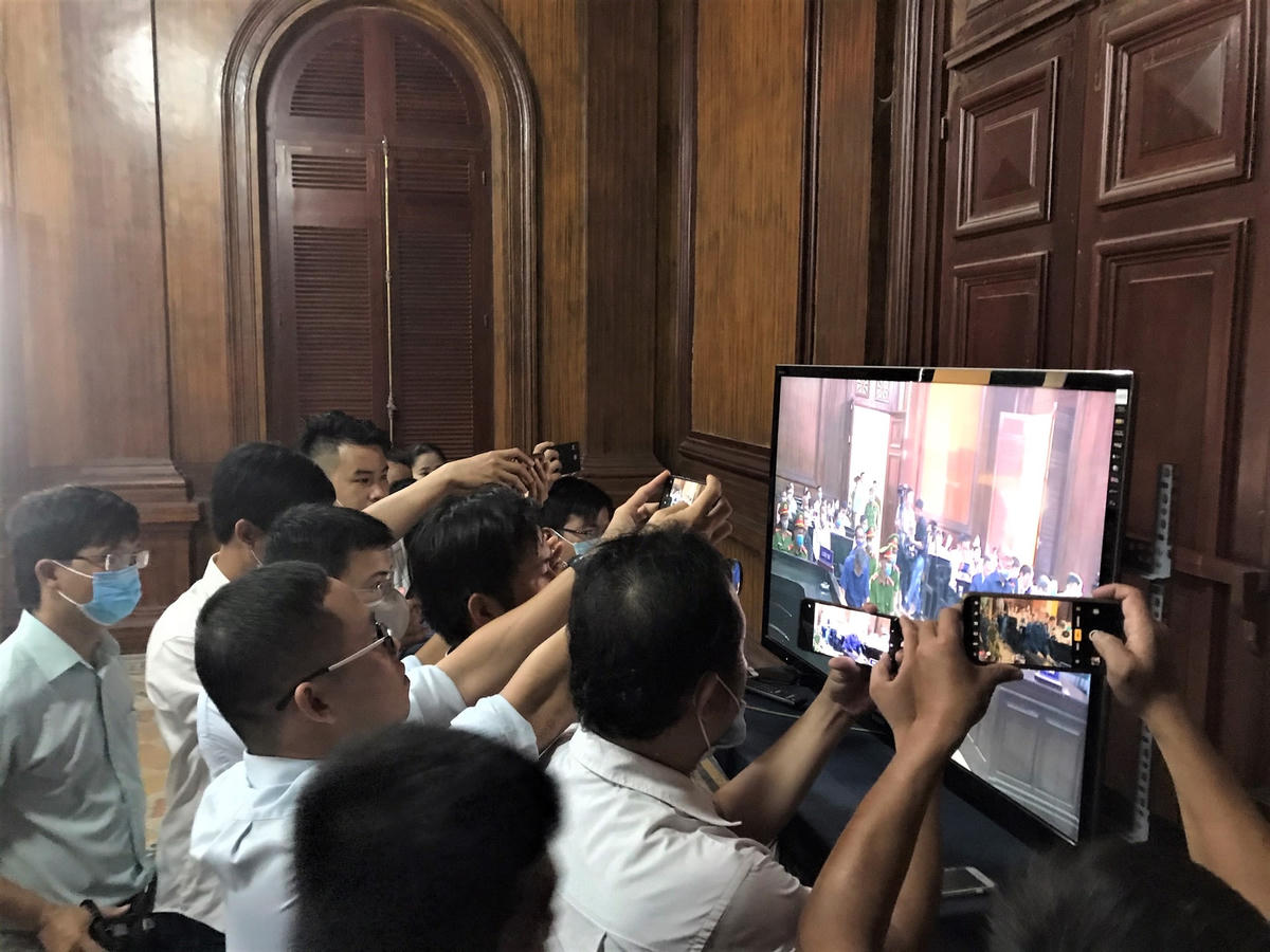 Từ 9h các phóng viên được yêu cầu ổn định tác nghiệp tại khu vực có màn hình truyền trực tiếp diễn biến phiên xét xử từ phòng xử án.