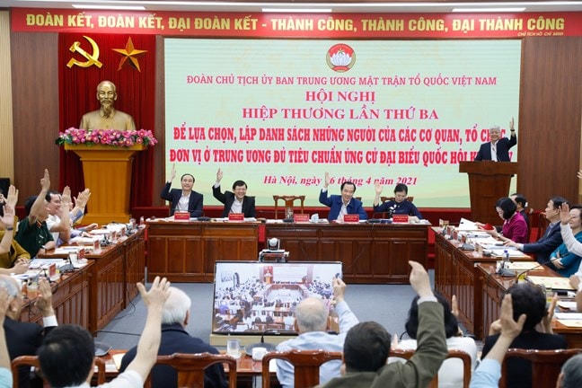 Đại biểu biểu quyết tại Hội nghị hiệp thương lần thứ ba của Đoàn Chủ tịch UBTƯ MTTQ Việt Nam.