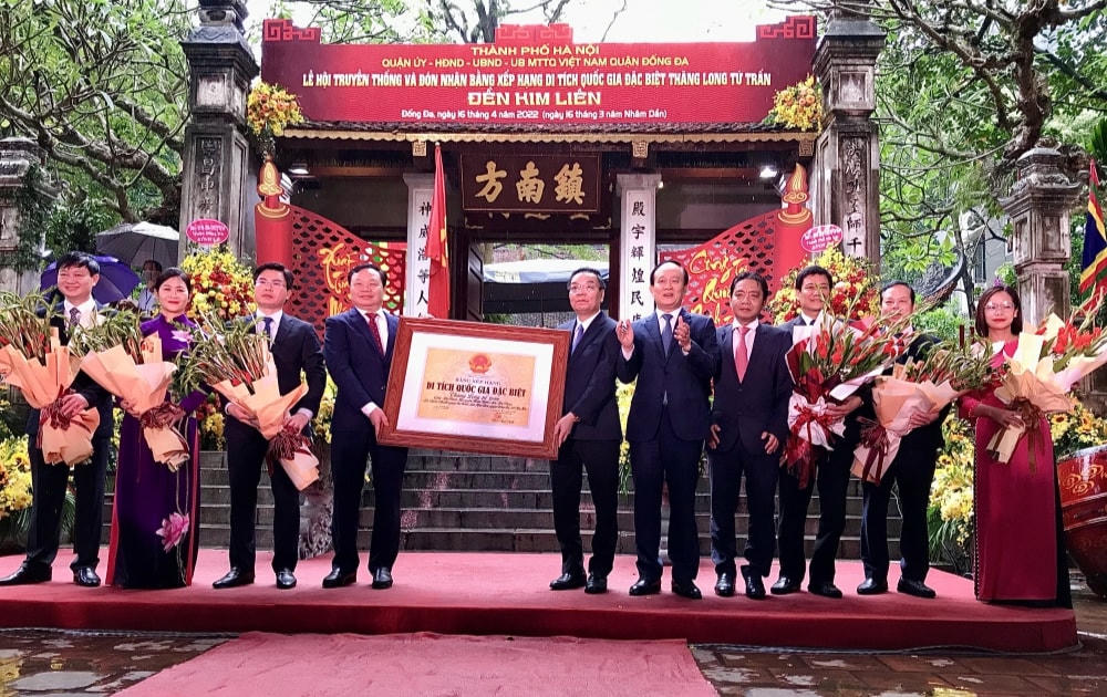 Chủ tịch UBND TP Hà Nội Chu Ngọc Anh trao Bằng xếp hạng di tích Quốc gia đặc biệt Thăng Long tứ trấn - đền Kim Liên.