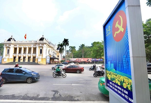Pano chào mừng ngày thành lập Đảng tại khu vực Quảng trường Cách mạng tháng Tám. (Ảnh: Hoàng Hiếu/TTXVN).