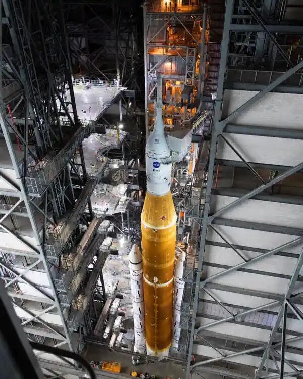 Siêu tên lửa SLS và tàu vũ trụ Orion của NASA thực hiện sứ mệnh Artemis 1 của NASA. Ảnh: Space.