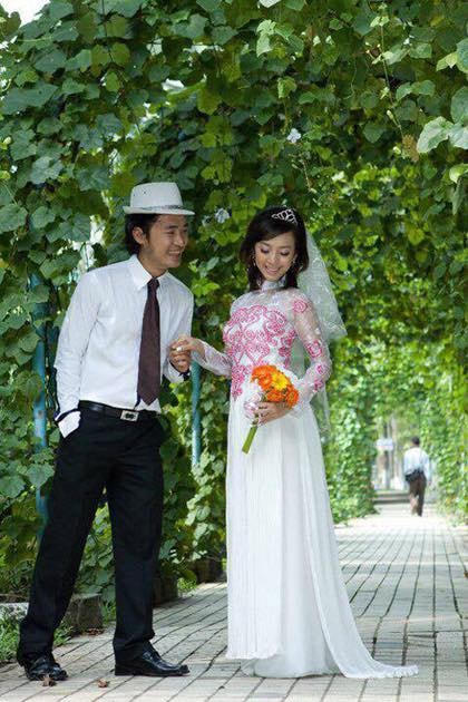 Vợ chồng nghệ sĩ Tiến Luật – Thu Trang khiến khán giả thích thú với tấm ảnh cưới. Tiến Luật bày tỏ tình cảm với Thu Trang: “Cùng bạn chụp không biết bao nhiêu là hình nhưng chắc đây là bộ hình tui nhớ nhất”.  