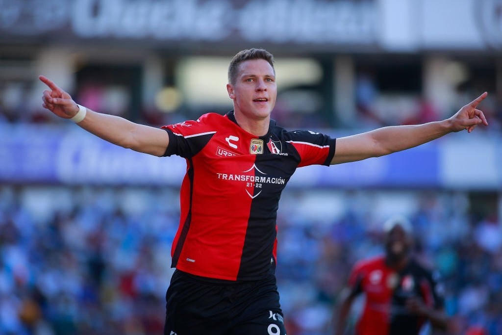 Ở phút thứ 29 trong trận đấu tại vòng 17 Liga MX, Julio Furch ghi bàn thắng mở tỷ số cho Atlas. Ảnh: Reuters.