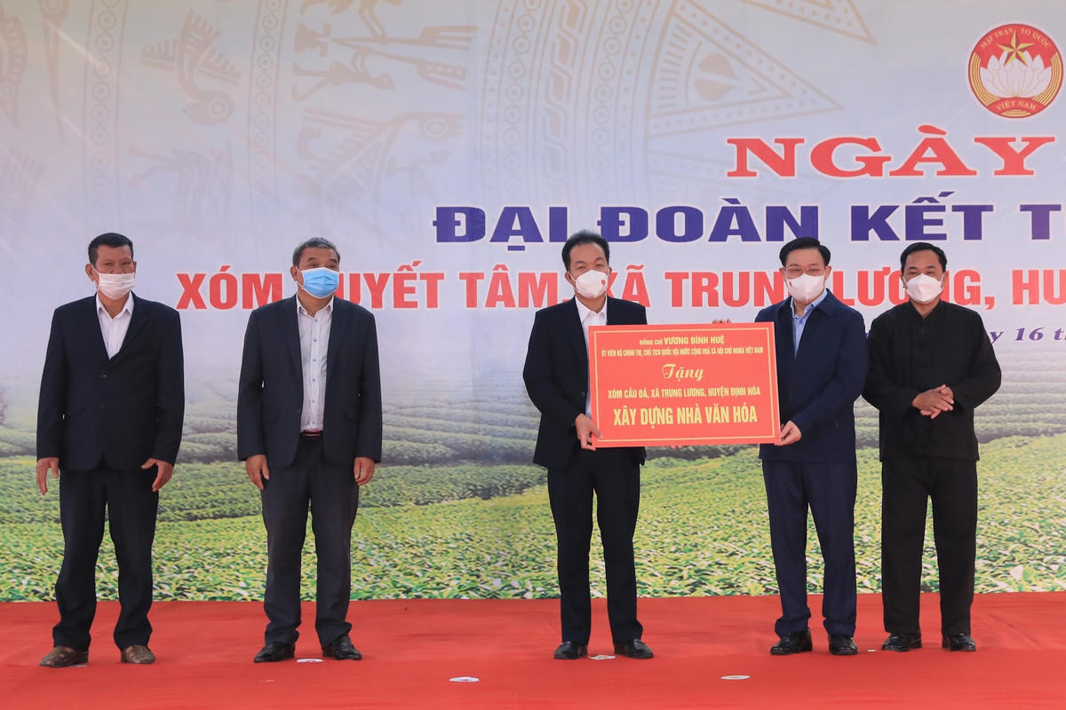 Chủ tịch Quốc hội Vương Đình Huệ trao số tiền 300 triệu đồng hỗ trợ xây dựng Nhà văn hóa xóm Cầu Đá, xã Trung Lương.