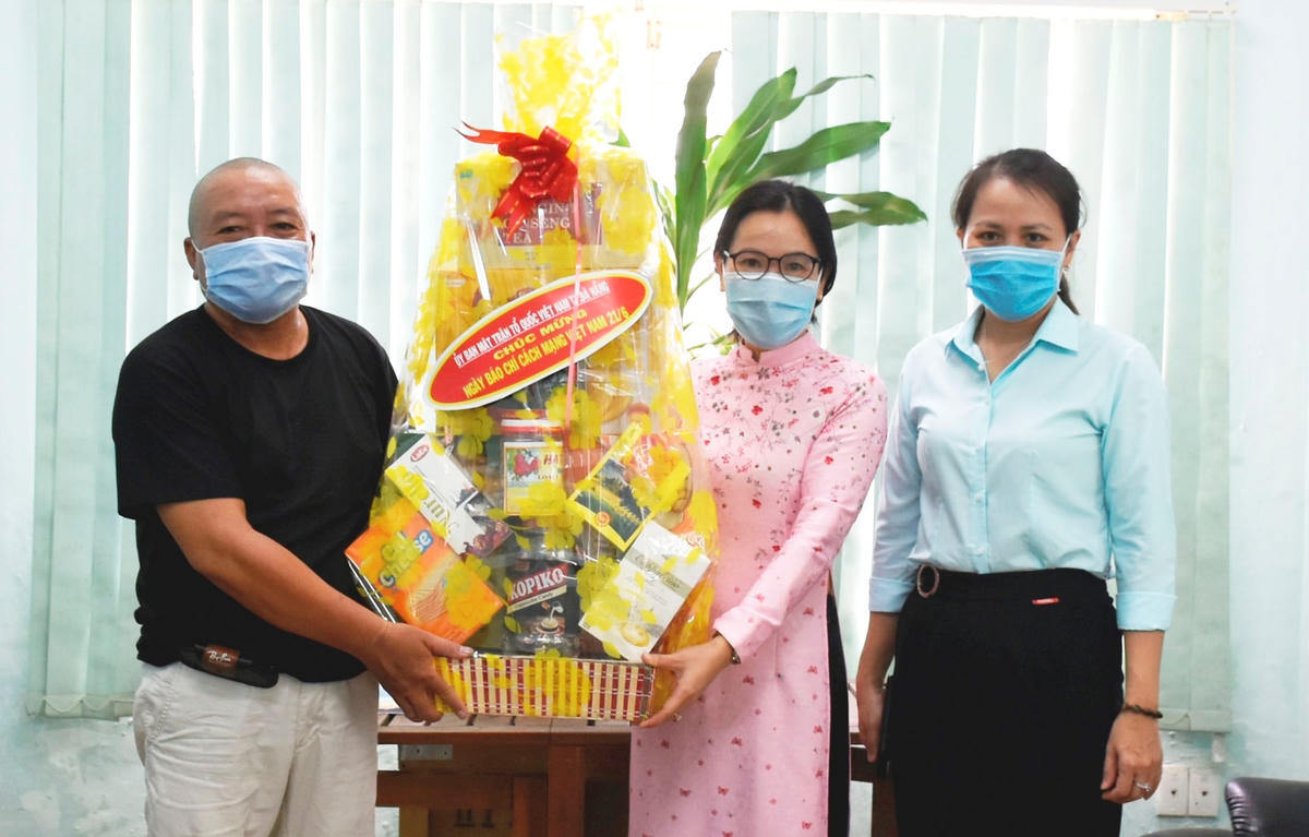 Thường trực Ủy ban MTTQ Việt Nam TP Đà Nẵng chúc mừng Văn phòng báo Đại Đoàn Kết tại Đà Nẵng nhân Ngày Báo chí Cách mạng Việt Nam. Ảnh: MTTQ Đà Nẵng.