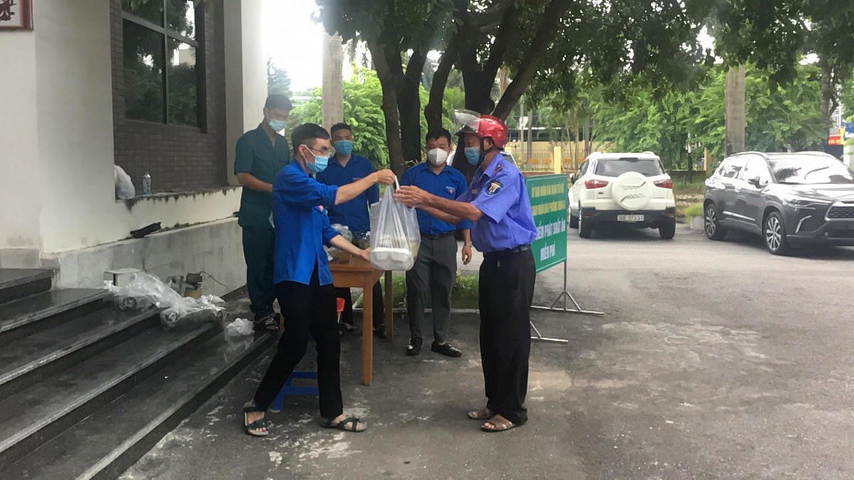 Một người đàn ông đến nhận cơm tại phường Xuân La.