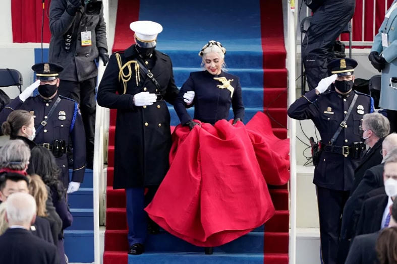 Ca sĩ Lady Gaga được hộ tống lên sân khấu để hát Quốc ca trong lễ nhậm chức Tổng thống của Joe Biden ở Washington, DC, ngày 20/1.
