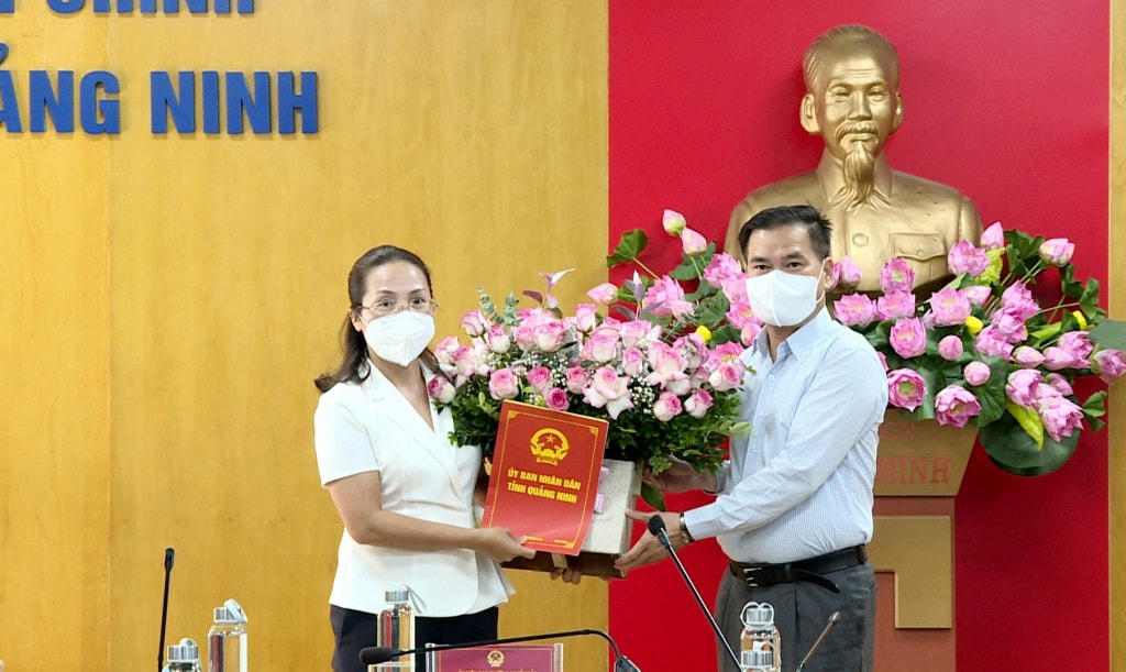 Ông Bùi Văn Khắng, Phó Chủ tịch UBND tỉnh, trao quyết định của UBND tỉnh cho bà Hà Thị Thanh Lê. Ảnh: BQN.