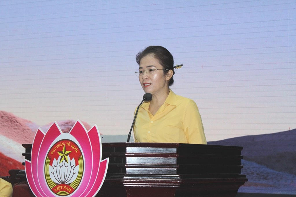 Bà Võ Thị Minh Sinh - Chủ tịch Ủy ban MTTQ tỉnh Nghệ An, Phó Chủ tịch Ủy ban bầu cử tỉnh Nghệ An trình bày một số nội dung trong công tác tiếp xúc cử tri, vận động bầu cử đối với những người ứng cử đại biểu QH và HĐND sắp tới