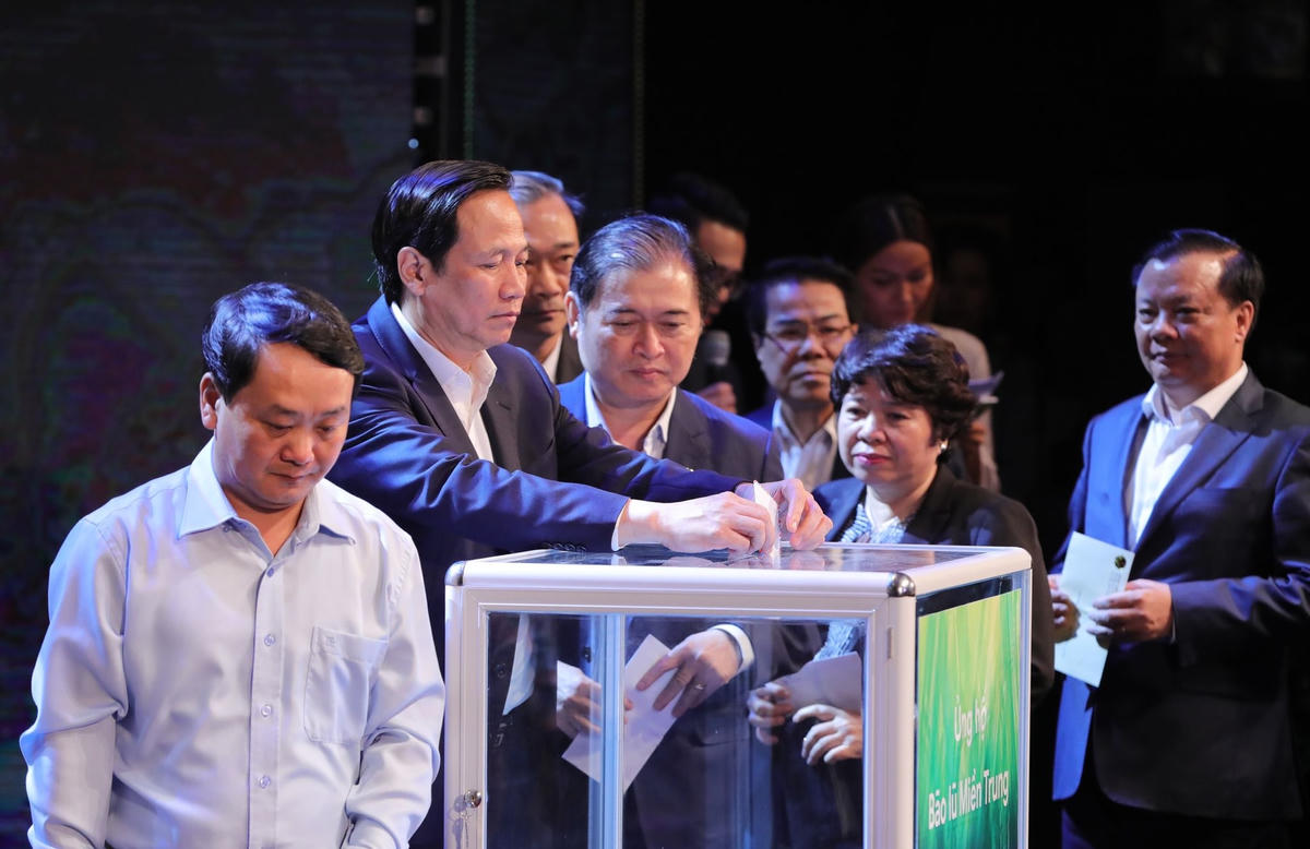 Các vị lãnh đạo Đảng, Nhà nước, MTTQ Việt Nam ủng hộ đồng bào miền Trung tại Chương trình. Ảnh: Quang Vinh.