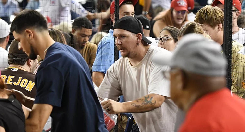 Các cổ động viên vội vã rời khỏi sân vận động Nationals Park. Ảnh: AFP