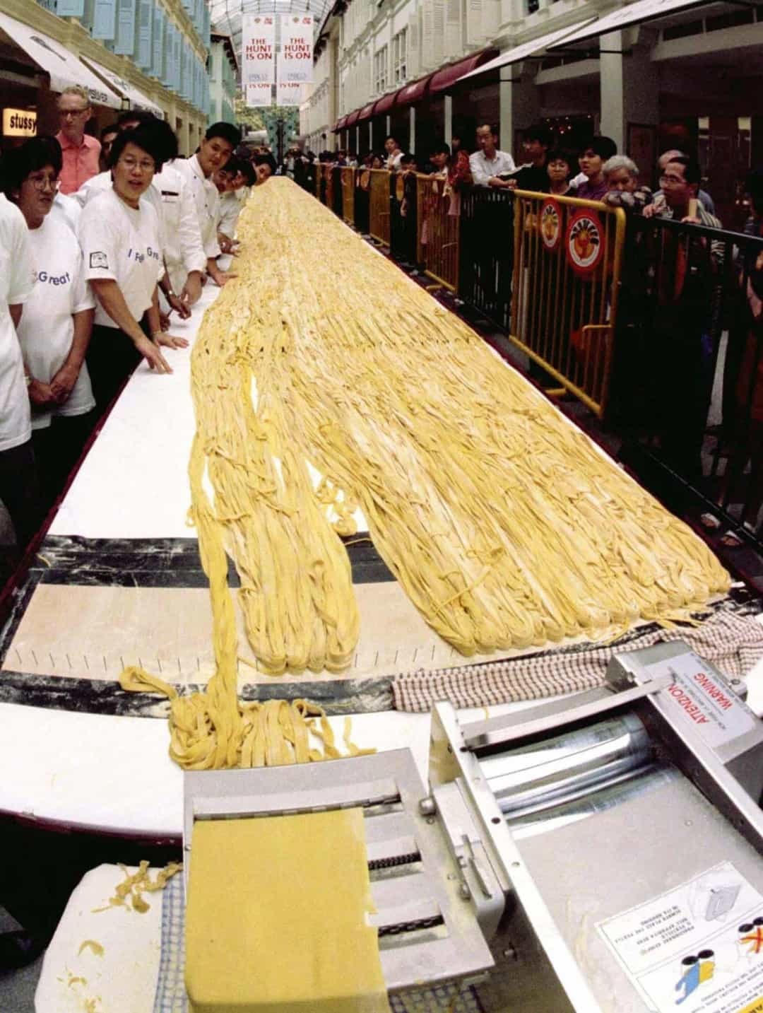 Năm 1997, kỷ lục mới được thiết lập cho fettuccine dài nhất thế giới ở Singapore. 40 đầu bếp đã dùng tổng cộng 5 ngày, sử dụng 45 lít dầu ô liu, 500 kg bột mì và 1.800 quả trứng để làm ra món fettuccine dài 1.151,26 m.  