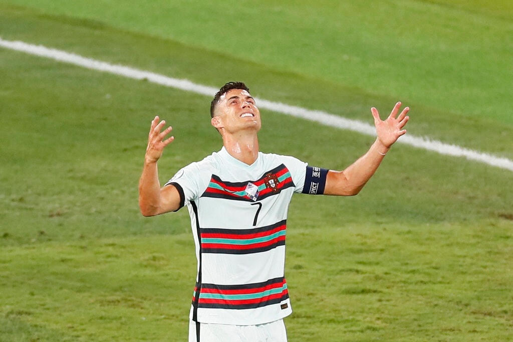 Nỗi thất vọng của C.Ronaldo khi bỏ lỡ cơ hội ghi bàn.