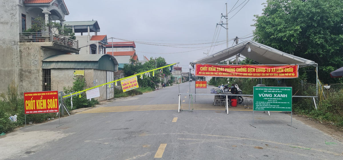 Mới đây,Thường trực Thành ủy Hà Nội đã nhất trí kéo dài thời gian giãn cách xã hội toàn thành phố thêm 15 ngày đến ngày 22/8. Trước đó, ngày 23/7, Chủ tịch UBND TP Hà Nội ban hành Chỉ thị 17 thực hiện giãn cách xã hội theo nguyên tắc Chỉ thị số 16 của Thủ tướng Chính phủ, yêu cầu mọi người dân ở tại nhà, chỉ ra ngoài trong trường hợp thật sự cần thiết, thực hiện nghiêm việc giữ khoảng cách tối thiểu 2 m khi giao tiếp, không tập trung quá 2 người ngoài phạm vi công sở, trường học, bệnh viện và nơi công cộng.