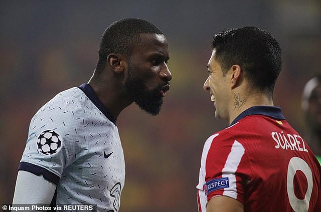 Rudiger nổi điên, còn Luis Suarez cười cợt.