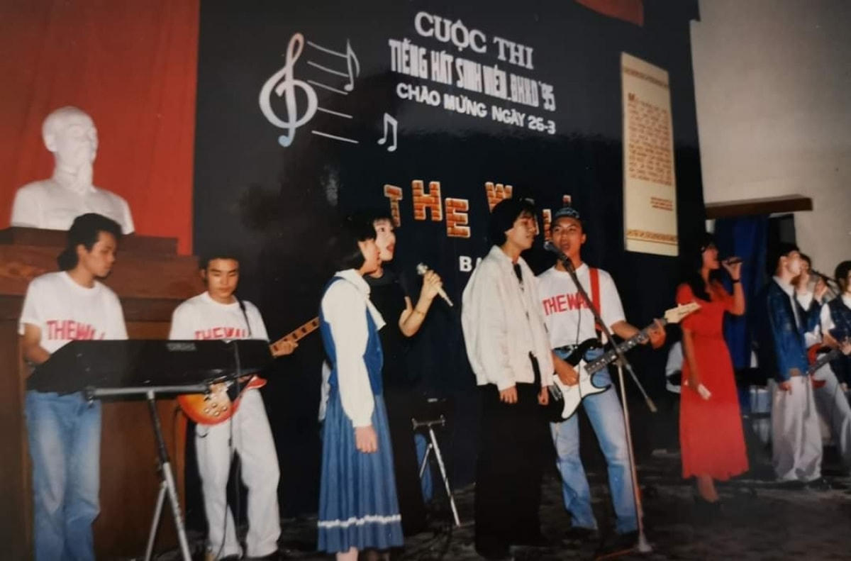 Bức ảnh ghi lại những ngày đầu hoạt động của ban nhạc. Ảnh: FB Trần Tuấn Hùng.  