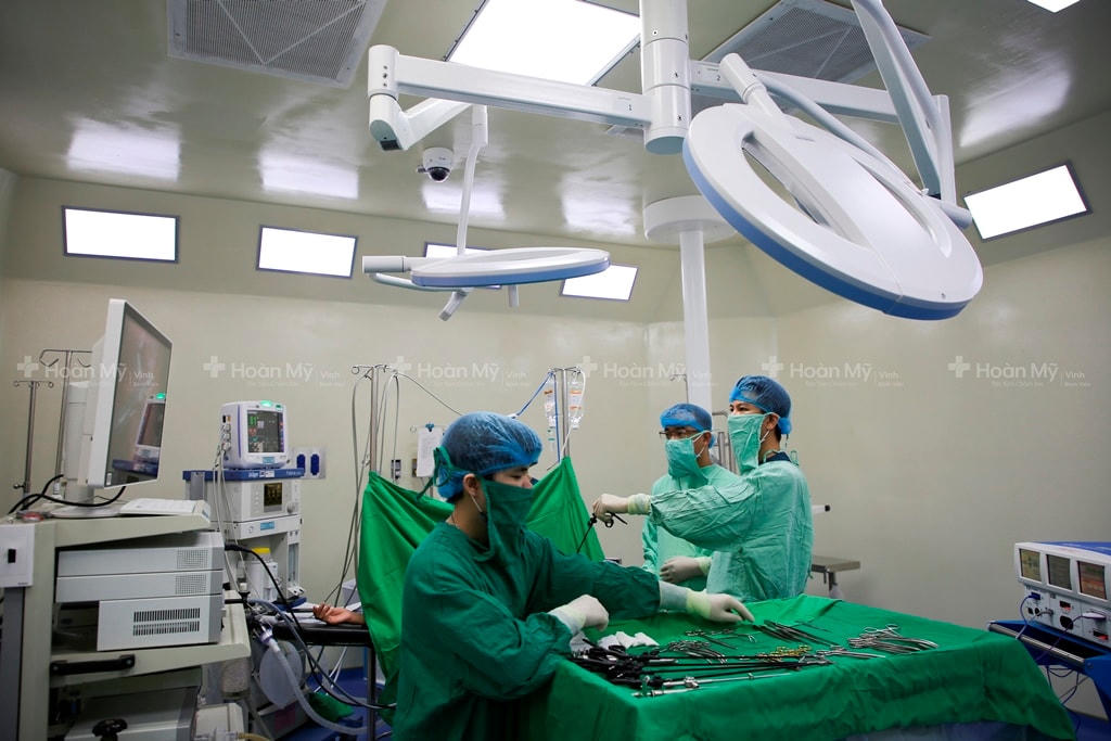 Đội ngũ y bác sĩ BV Quốc tế Vinh phẫu thuật lấy khối u ra ngoài.