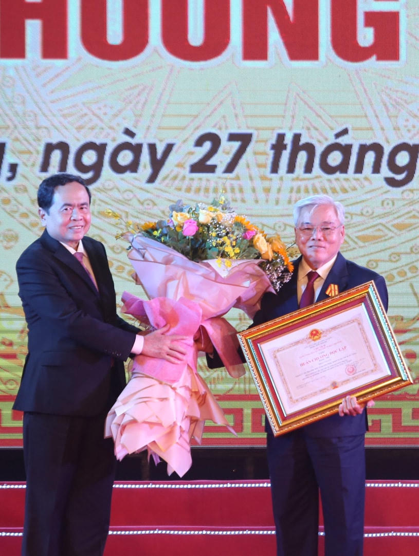Phó Chủ tịch thường trực Quốc hội Trần Thanh Mẫn trao Huân chương Độc lập hạng Nhì cho nguyên Bí thư Tỉnh ủy Sóc Trăng Phan Văn Sáu.
