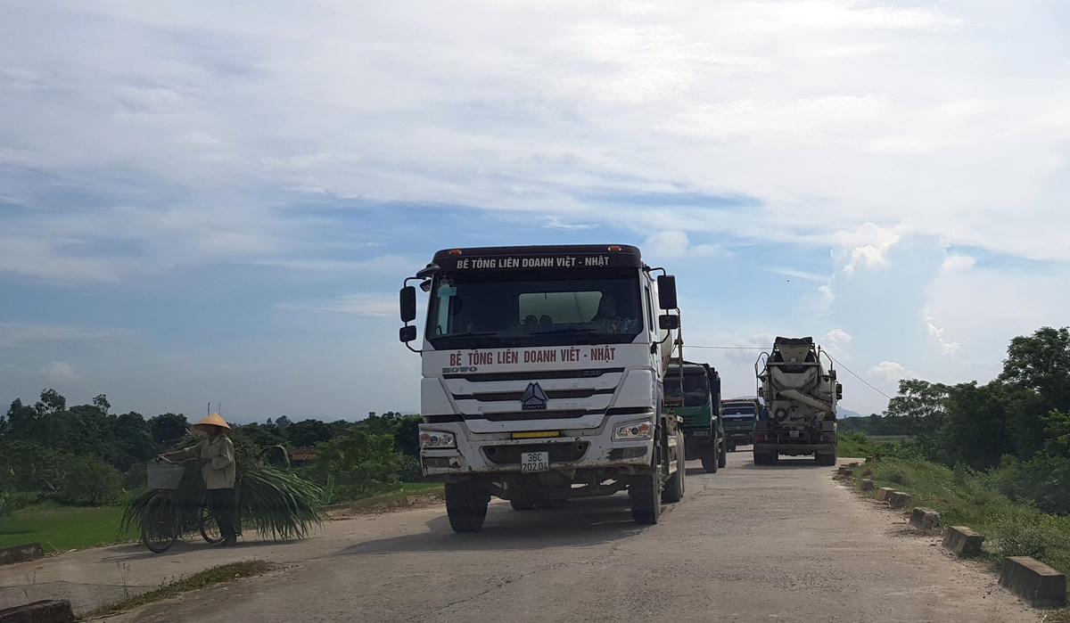 Tuyến đê tả sông Chu đoạn qua các xã Thiệu Nguyên, Thiệu Duy, Thiệu Hợp, Thiệu Thịnh thường xuyên bị xe quá tải cày ải.
